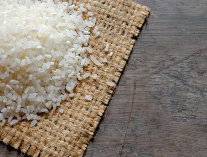 Milling rice to obtain flours and broken rice